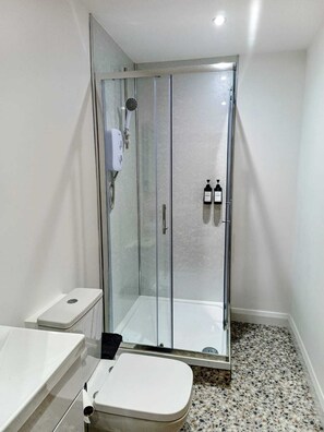 Shower - Modern 1 Bedroom Apt 3 near City Centre (Belfast)