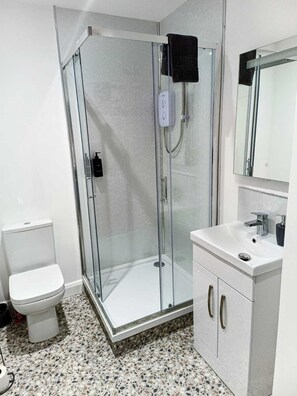 Shower - Modern 1 Bedroom Apt 7 near City Centre (Belfast)