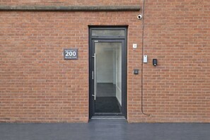 Un bâtiment en briques avec une porte portant l’inscription « 200, rue My Loop ».