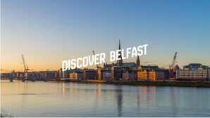 Eine Stadtansicht mit dem Text "DISCOVER BELFAST".