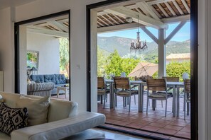 Un espacio de sala-comedor abierto con sofá y una mesa de comedor con sillas.