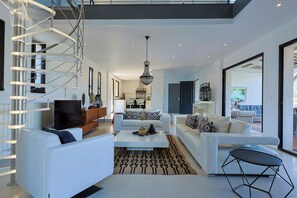 Living area - Stunning villa for 6 people in Plan De La Tour with private pool. (Le Plan-de-la-Tour)