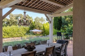 Outdoor dining - Stunning villa for 6 people in Plan De La Tour with private pool. (Le Plan-de-la-Tour)