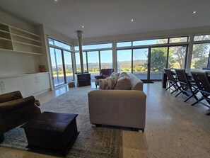 TV, fireplace - Relaxing Country Retreat in the Pyrenees Region – Modern Comfort, Quiet Escape (Landsborough)