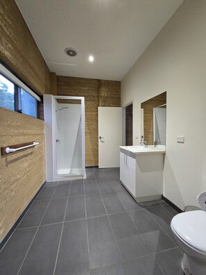Shower, hair dryer, soap, shampoo - Relaxing Country Retreat in the Pyrenees Region – Modern Comfort, Quiet Escape (Landsborough)