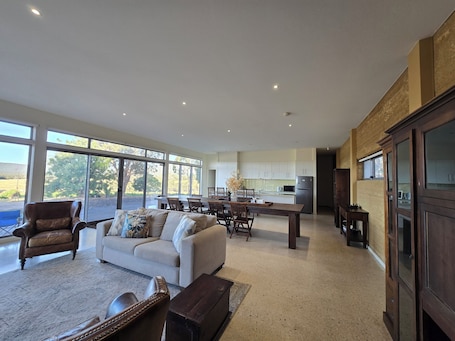 Fernseher, Kamin. Relaxing Country Retreat in the Pyrenees Region – Modern Comfort, Quiet Escape