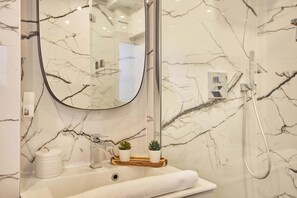 Shower, hair dryer, towels - Charming Apartement center of Paris Montmartre (Paris)
