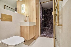 Shower, hair dryer, towels - Exceptional Grand Apartment - Louvre Museum (Paris)