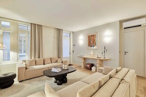 Smart TV, offices - Exceptional Grand Apartment - Louvre Museum (Paris)