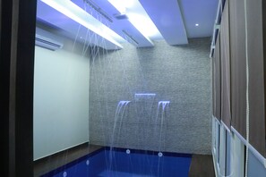 Spa - A small one-bedroom chalet with attached swimming rooms for couples. (Al Hamra)