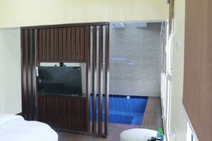 Spa - A small one-bedroom chalet with attached swimming rooms for couples. (Al Hamra)