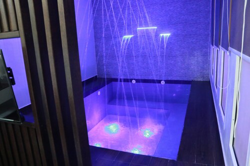 A small one-bedroom chalet with attached swimming rooms for couples.