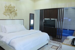 Tabla de planchar con plancha, wifi, ropa de cama