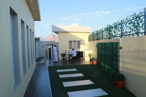 Property grounds - A small one-bedroom chalet with attached swimming rooms for couples. (Al Hamra)