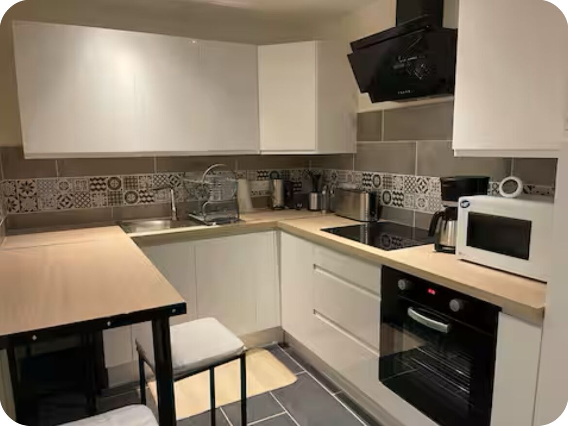 Een microgolfoven, een oven, een kookplaat