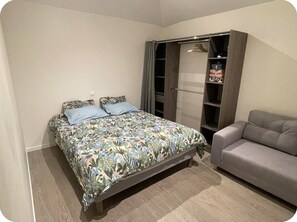 1 室のベッドルーム、アイロン / アイロン台、ベッドシーツ