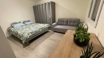 1 slaapkamer, een strijkplank/strijkijzer, beddengoed