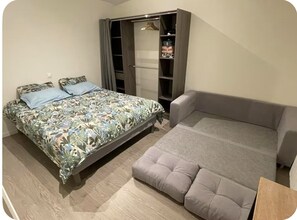 1 室のベッドルーム、アイロン / アイロン台、ベッドシーツ