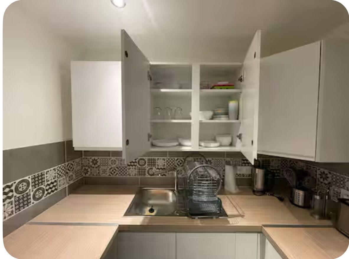 Een microgolfoven, een oven, een kookplaat