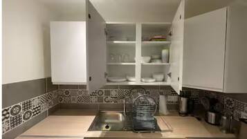 Een microgolfoven, een oven, een kookplaat