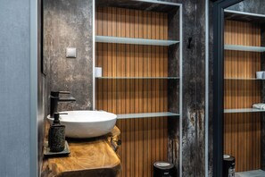 Deluxe Apartment, Balcony, City View | Bathroom | Hair dryer, towels - Apartment 8 (Lovech)