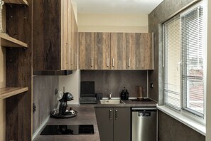 Deluxe Apartment, Balcony, City View | Private kitchen | Full-size fridge, microwave, dishwasher, cookware/dishes/utensils - Apartment 8 (Lovech)