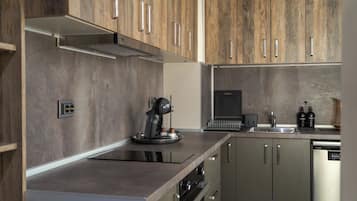 ดีลักซ์อพาร์ทเมนท์, ระเบียง, วิวเมือง | ครัวส่วนตัว | ตู้เย็นขนาดใหญ่, ไมโครเวฟ, เครื่องล้างจาน, เครื่องครัว/จาน/ช้อนส้อม