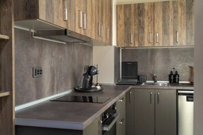 Deluxe-huoneisto, parveke, kaupunkinäköala | Yksityinen keittiö | Täysikokoinen jääkaappi, mikroaaltouuni, astianpesukone