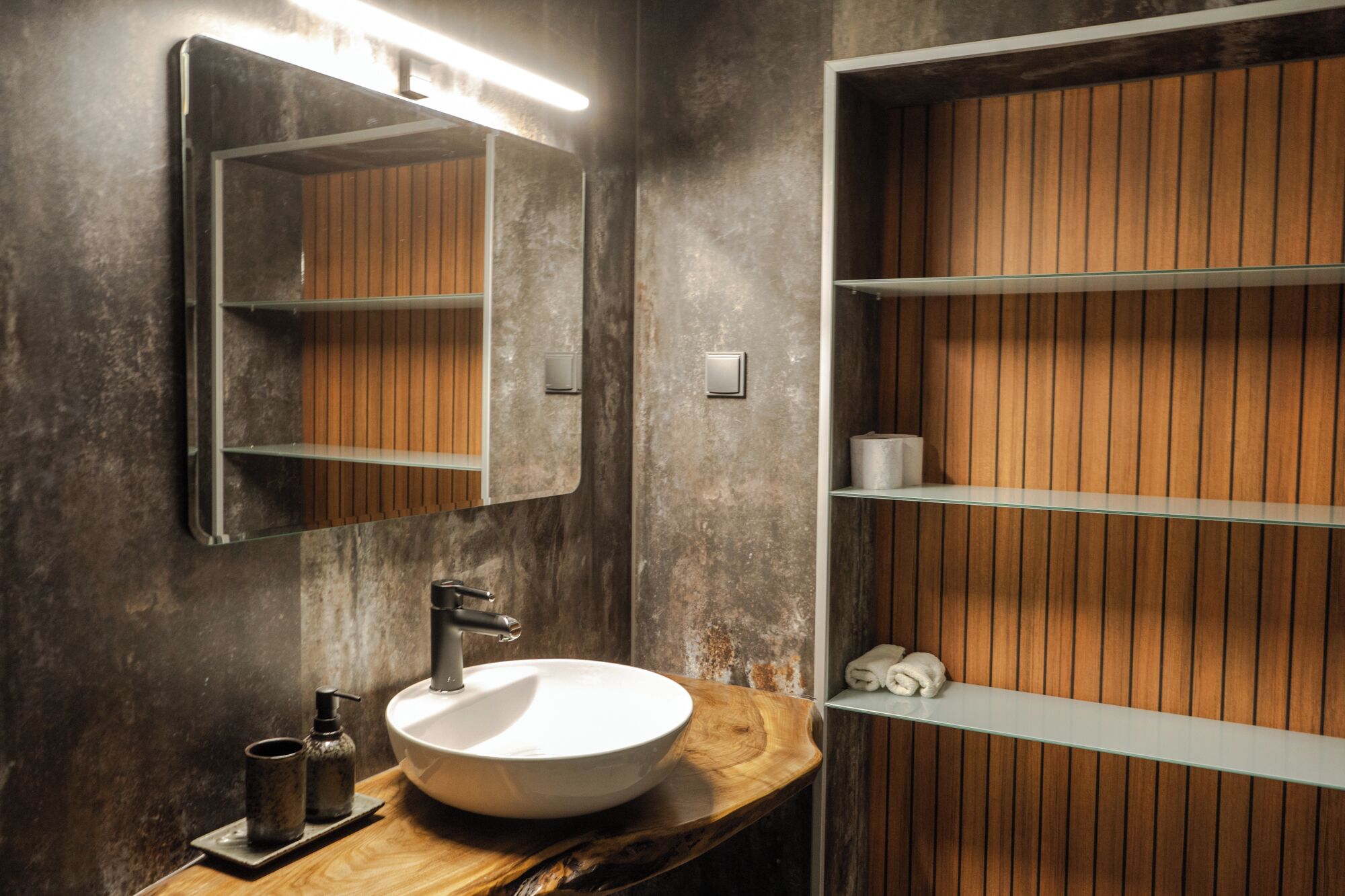 Appartement Deluxe, balcon, vue ville | Salle de bain | Sèche-cheveux, serviettes fournies