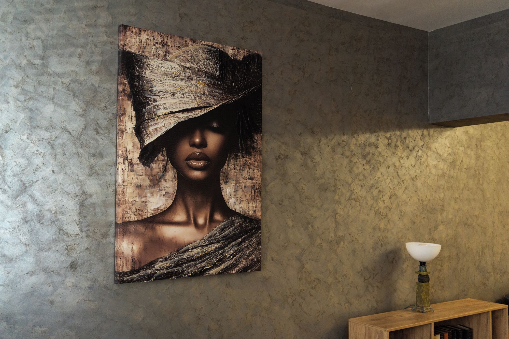 Een groot abstract schilderij op een structuurrijke muur, een houten kast met een lamp, en een betonnen vloer.