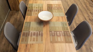 ดีลักซ์อพาร์ทเมนท์, ระเบียง, วิวเมือง | บริเวณนั่งเล่น