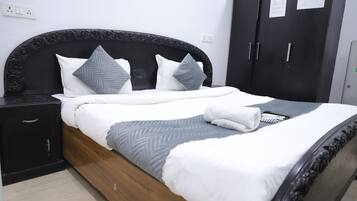 Eenvoudige kamer, uitzicht op stad | Een bureau, gratis wifi