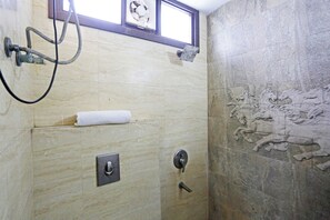 Quarto básico, vista para a cidade | Banheiro | Chuveiro, produtos de toalete grátis, chinelos, toalhas de banho