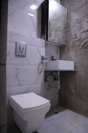 Basic Room, City View | Bathroom | Shower, free toiletries, towels - Mauryan Elite Hotel Lajpat Nager (New Delhi)