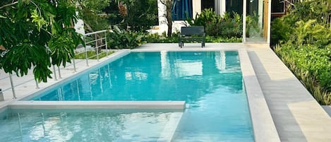 Una piscina al aire libre