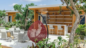 Bar tepi kolam renang