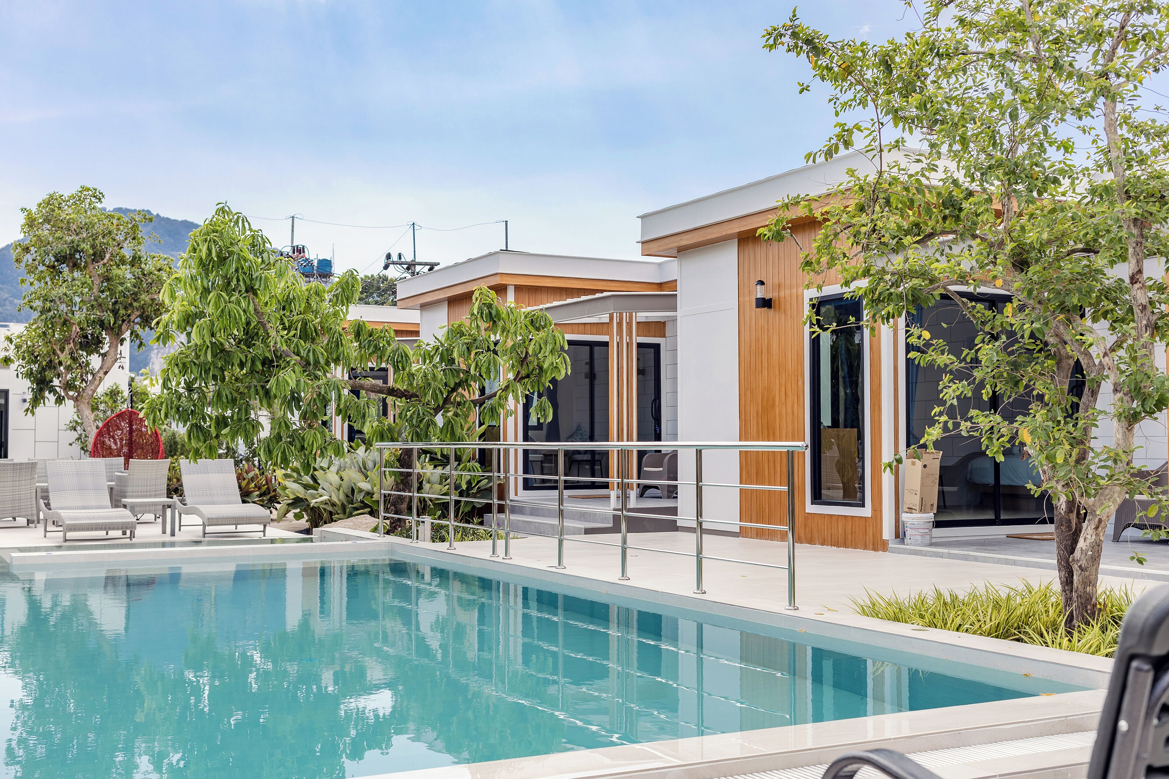 Familieværelse med 2 enkeltsenge - udsigt til pool | Skrivebord, arbejdsområde til bærbare computere, strygejern/strygebræt