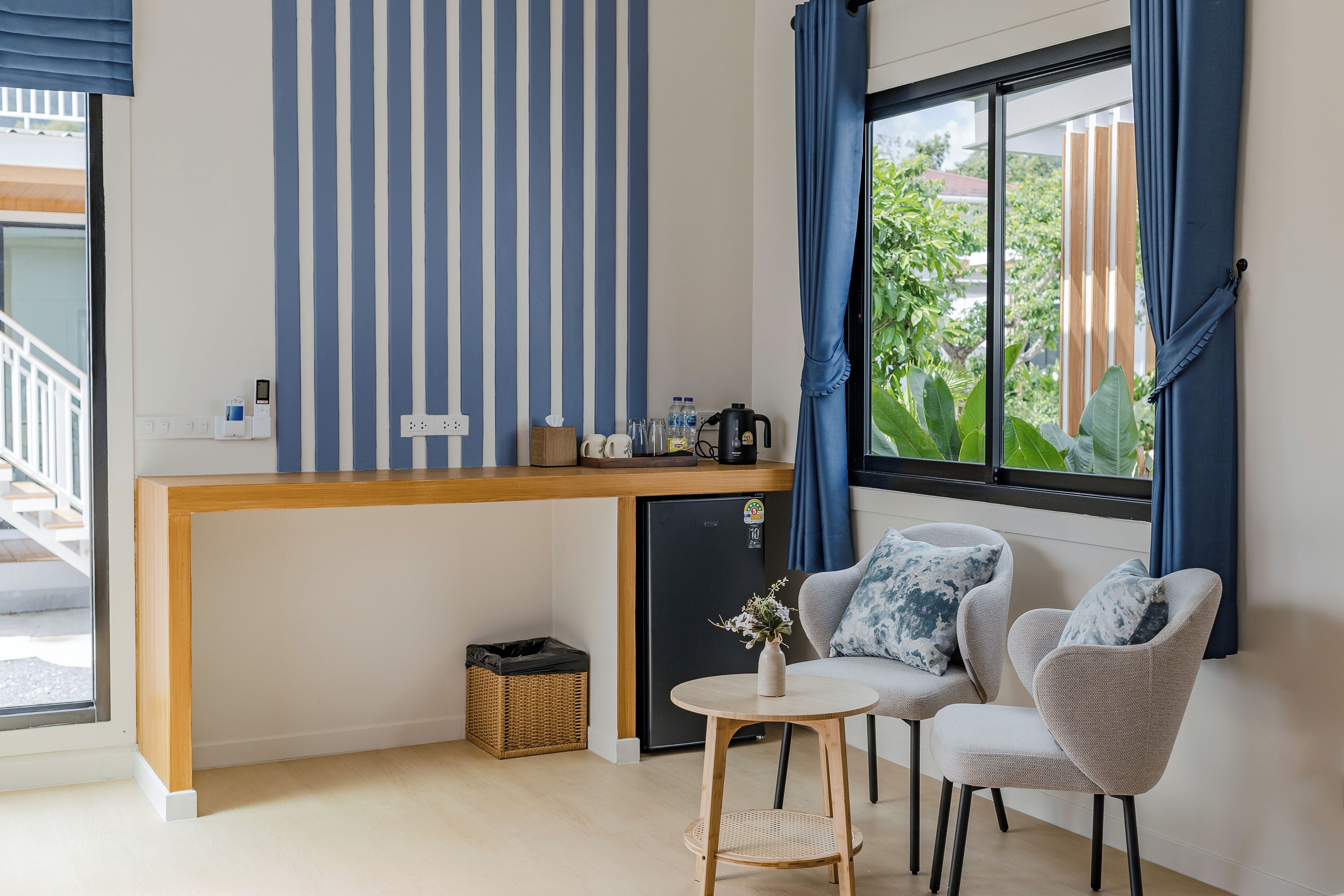 Ducha, secador de pelo, pantuflas, toallas