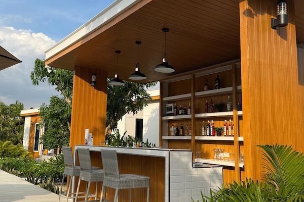 Poolside bar