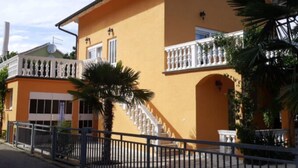 Exterior - Cozy 2 room apartment with all amenities near krka park (Bilice)