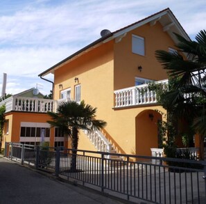Exterior - Cozy 2 room apartment with all amenities near krka park (Bilice)