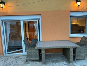 Outdoor dining - Cozy 2 room apartment with all amenities near krka park (Bilice)