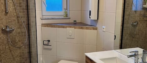 Douche, serviettes fournies, savon, papier toilette