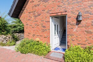 Exterior detail - Island child 1 - Munkmarsch (Munkmarsch)
