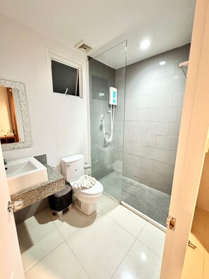 Douche, sèche-cheveux, serviettes fournies, shampoing