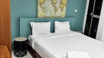 Economy kamer, balkon, uitzicht op stad | Een kluis op de kamer, een strijkplank/strijkijzer, gratis wifi