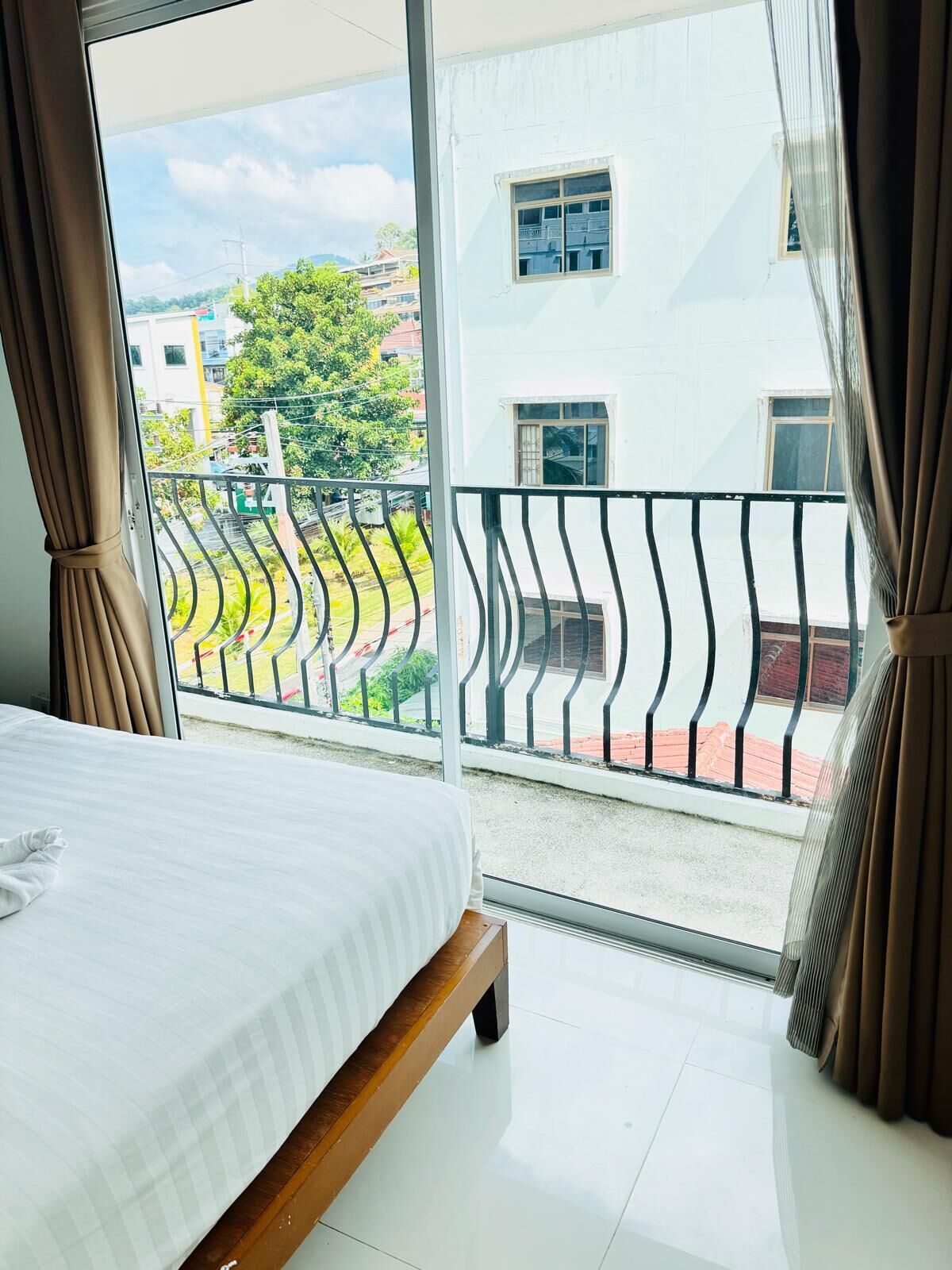 Rom – classic, balkong, byutsikt | Safe på rommet, strykejern/-brett og wi-fi (inkludert)