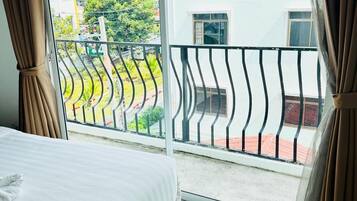 Rom – classic, balkong, byutsikt | Safe på rommet, strykejern/-brett og wi-fi (inkludert)