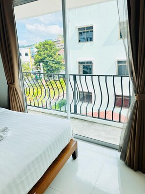 Rom – classic, balkong, byutsikt | Safe på rommet, strykejern/-brett og wi-fi (inkludert)