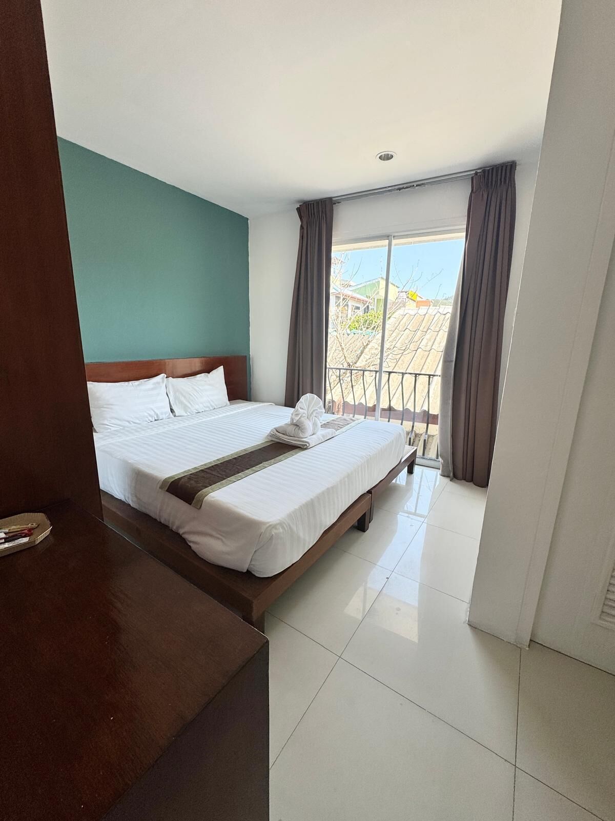 Rom – basic, balkong, byutsikt | Safe på rommet, strykejern/-brett og wi-fi (inkludert)